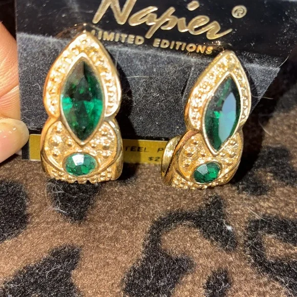 Napier Gold Tone Green Stone Post Earrings New jewelry Stunning - Picture 5 of 6
